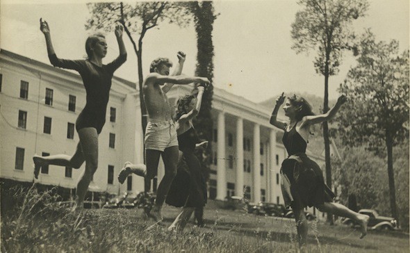 Berlin-Art-Link_Photo-of-Sue-Spayth-and-students-Courtesy-of-Western-Regional Archives