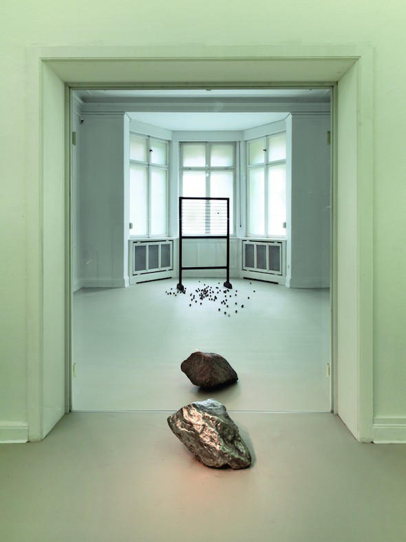 Berlin-Art-Link_Alicja-Kwade-Monolgue-from-the-11th-floor-installation-view3_2015_photo-Roman-Maerz